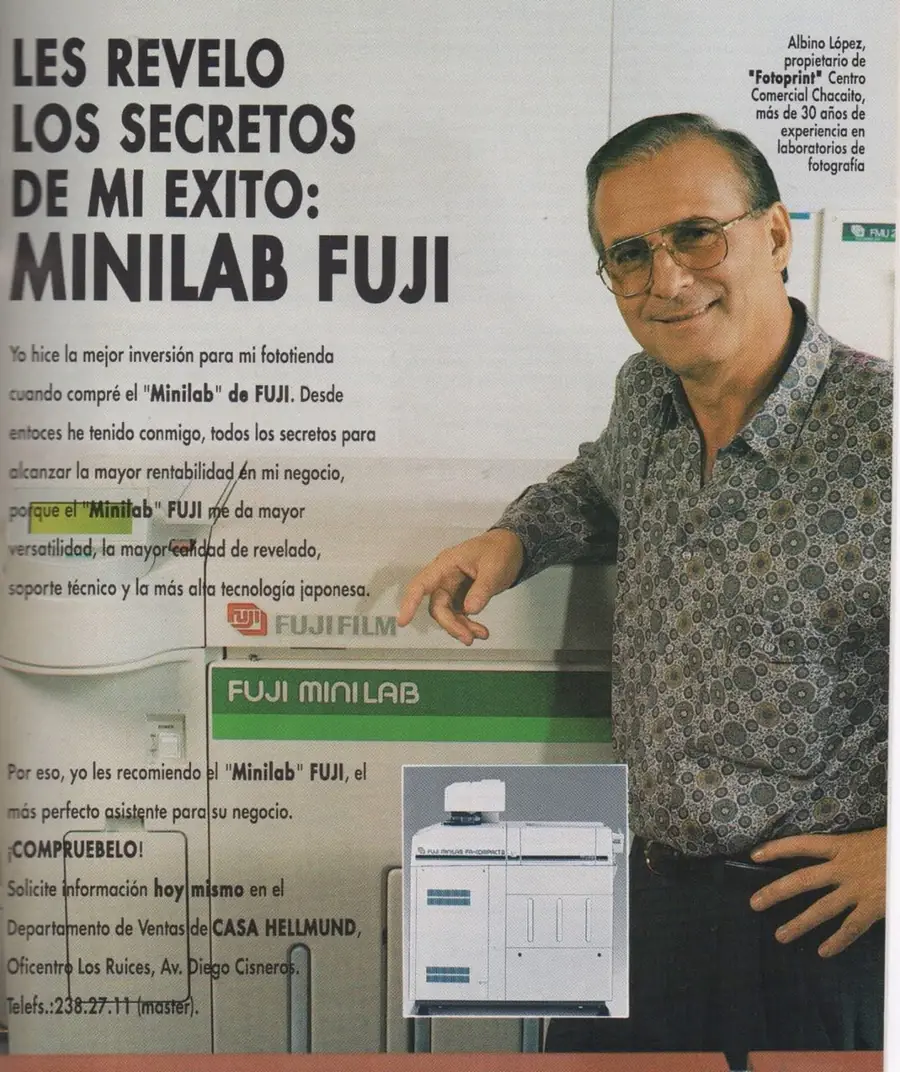Anuncio de archivo: Albino López, propietario de Fotoprint en el C.C. Chacaíto, junto a un Minilab Fuji