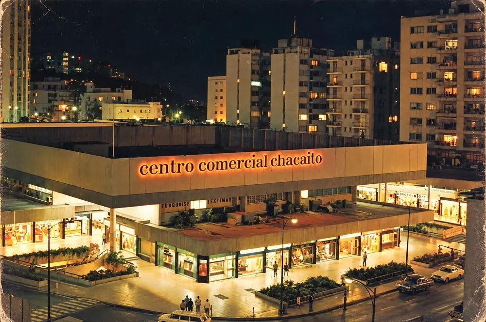Recreación de una fotografía histórica: El Centro Comercial Chacaíto de noche en 1968, con su letrero iluminado