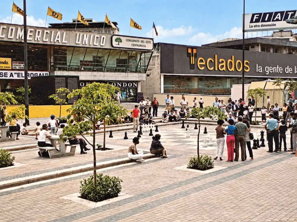 Recreación de una fotografía histórica: El ajedrez gigante de la Plaza Brión frente al Centro Comercial Único, años 80