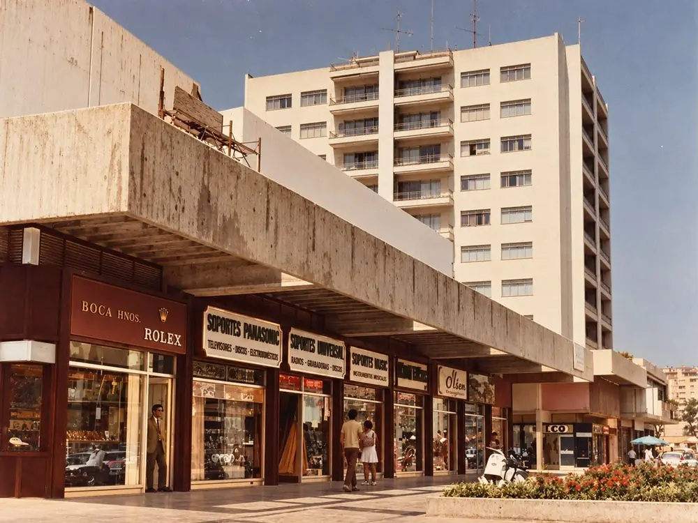 Recreación de una fotografía histórica: Tiendas de relojes, radios y discos bajo el alero del Centro Comercial Chacaíto, años 70