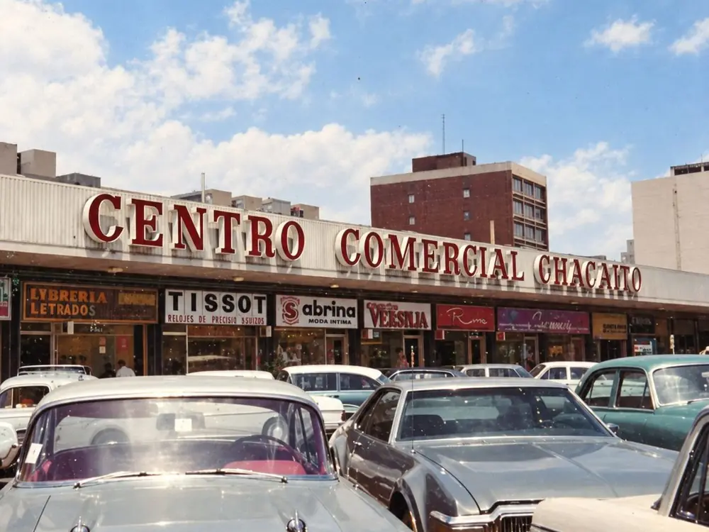 Recreación de una fotografía histórica: El rótulo rojo del Centro Comercial Chacaíto con coches de los años 70 aparcados delante