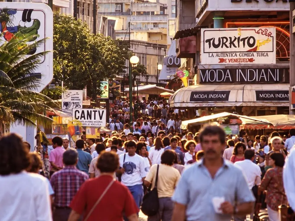 Recreación de una fotografía histórica: El bulevar lleno de gente camino de Sabana Grande, años 80