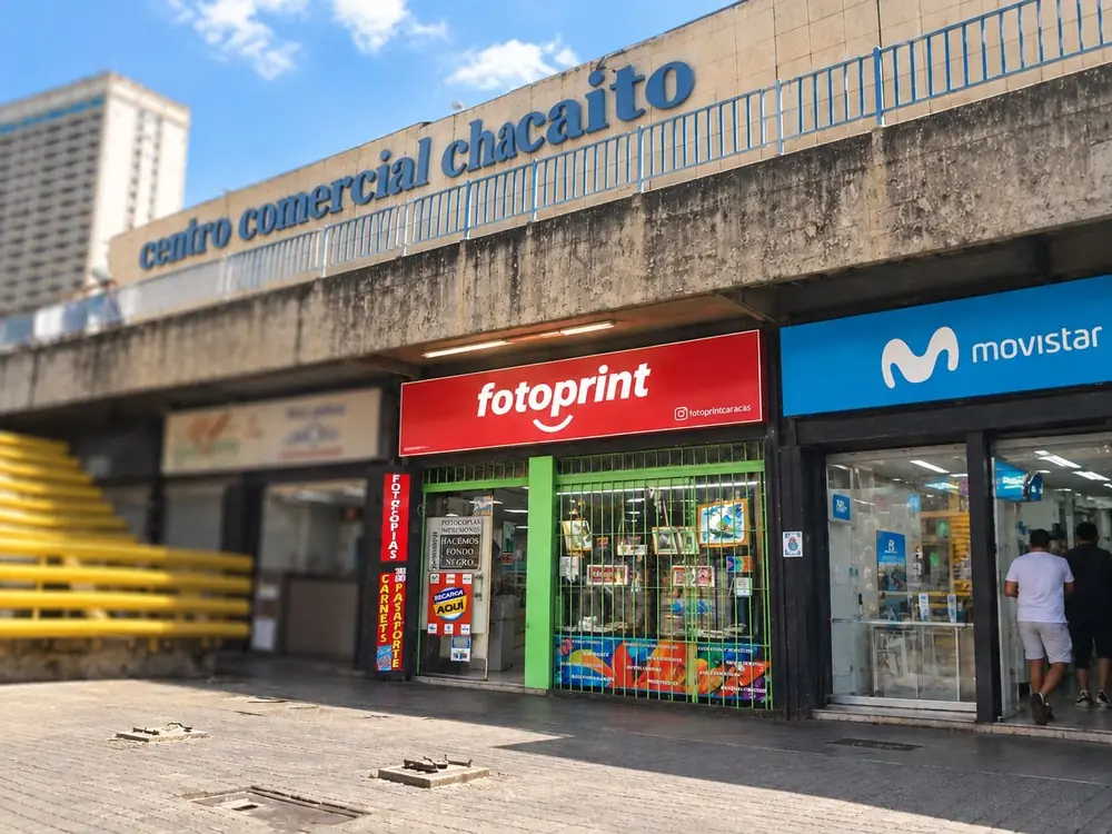 Fachada de Foto Print en el Centro Comercial Chacaíto, con su rótulo rojo