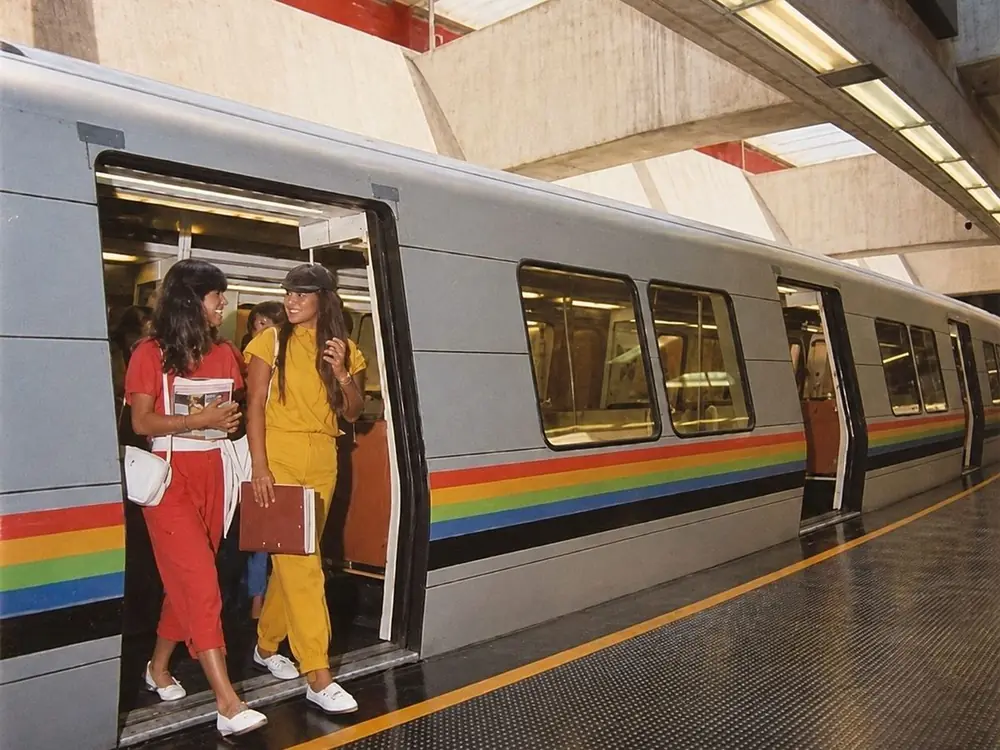 Recreación de una fotografía histórica: dos jóvenes bajando del tren en una estación del Metro de Caracas, años 80