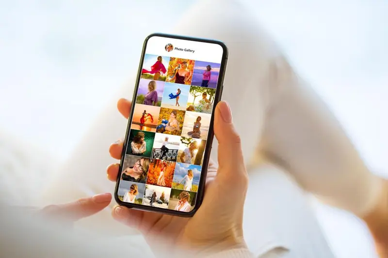 Mano sosteniendo un teléfono con una galería de fotos